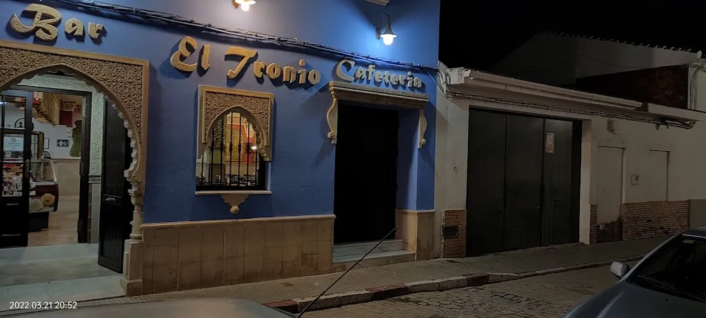 Bar Cafeteria El Tronio restaurant in Rociana del Condado