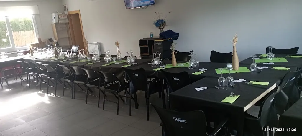 BAR-RESTAURANTE “Piscina Pública Municipal de Gurrea de Gállego”. restaurant in Alcalá de Gurrea