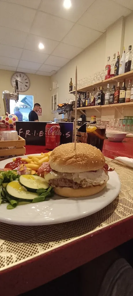 Gusleyma Aponte_Bar Friends Cafétaria_Busot_review