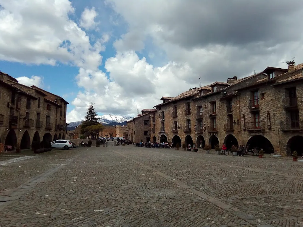 Tamzin Vokes_Plaza Mayor Ainsa_Aínsa-Sobrarbe_review