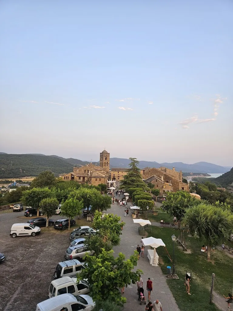 Peter Davidson_Plaza Mayor Ainsa_Aínsa-Sobrarbe_review