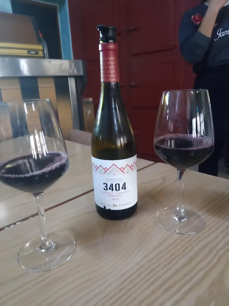 Mary Hidalgo Romero_José Antonio Blanco Olivera_Almunia de San Juan_review