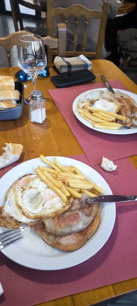 Africa Pintado_Bar del Local Social de Banastas_Banastás_review