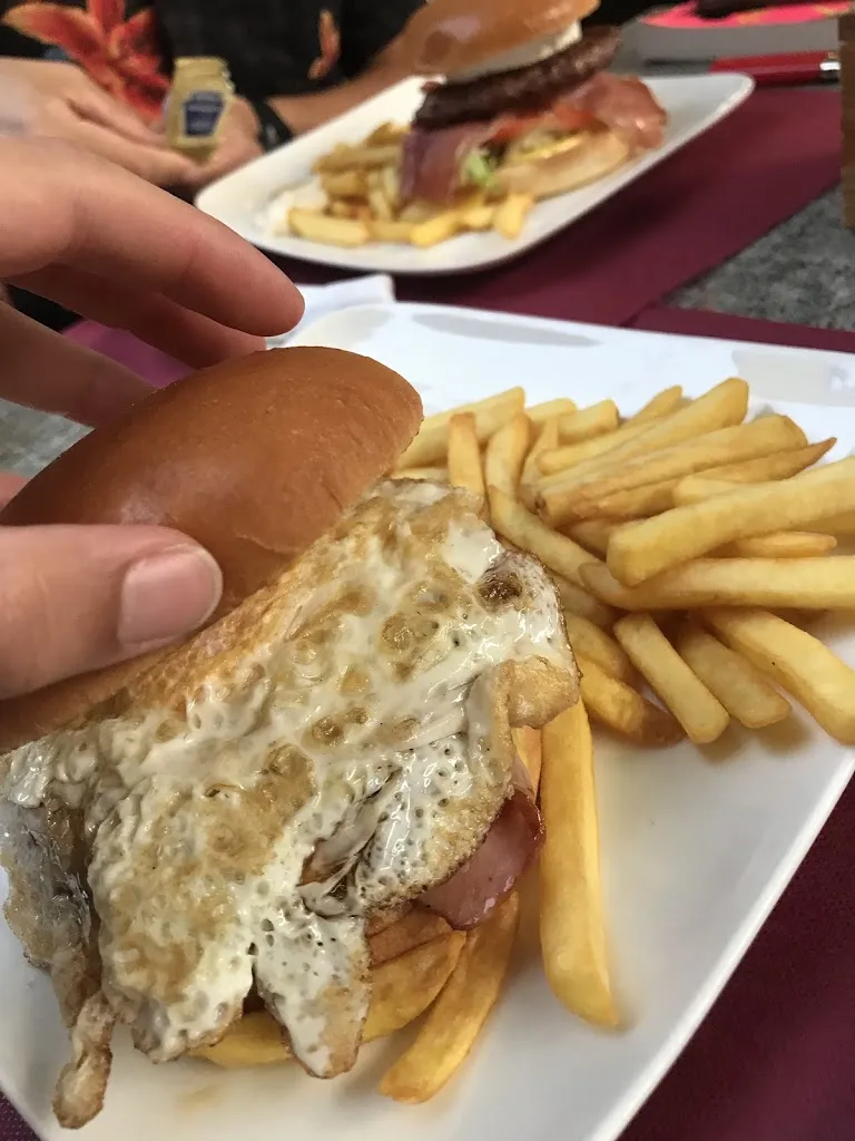 Maria Giulia Bonomini_Cafetería Sampietro_Broto_review