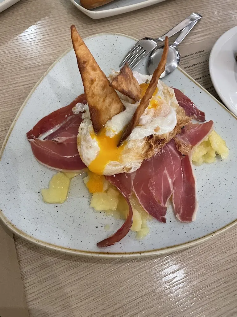 Estera_Restaurante PÁJAROS EN LA CABEZA_Oliver-Valdefierro_recensione