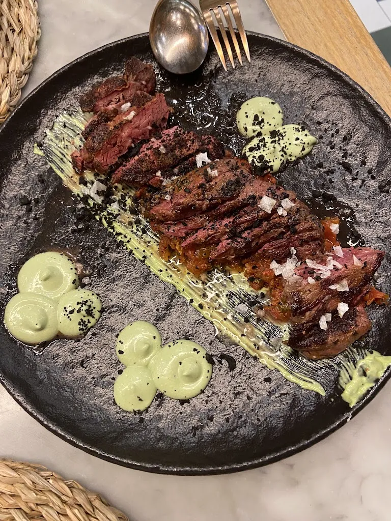 Maya Schuetz_La Flor de Lis_Oliver-Valdefierro_review