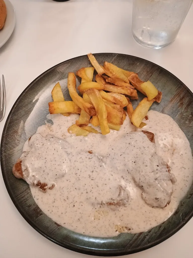 Colin Wright_Mesón Óvalo_Provincia de Teruel_review