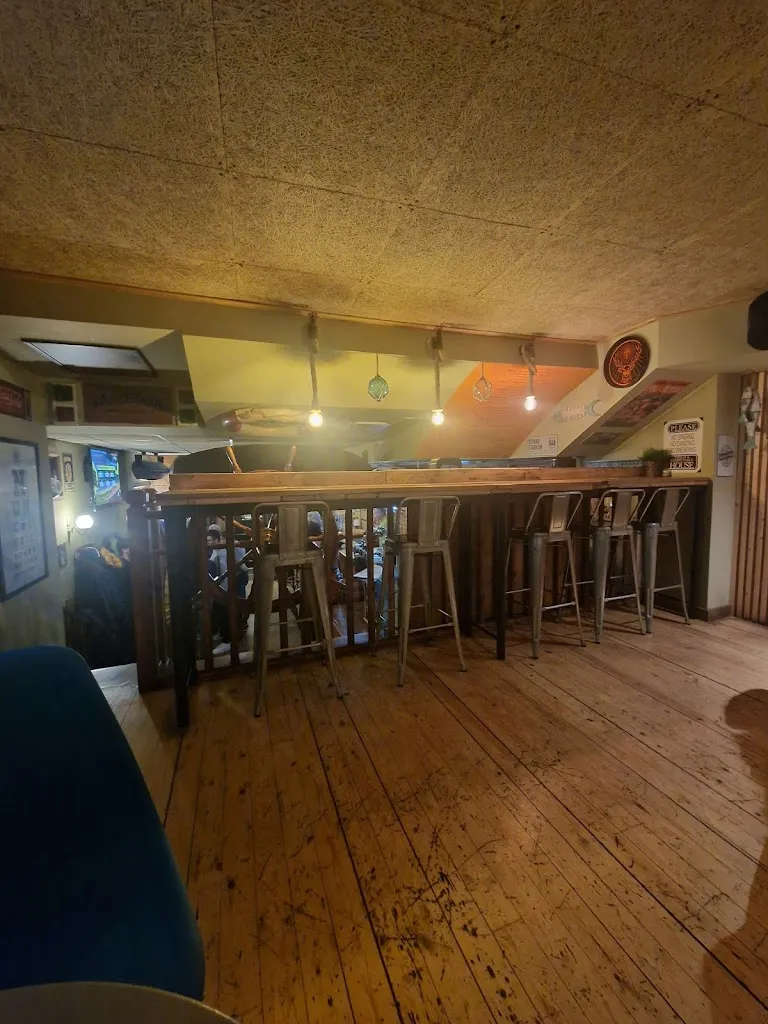 TANIA SANTSE_Pub Nunca te fíes de un marinero de alta mar_Sabiñánigo_review