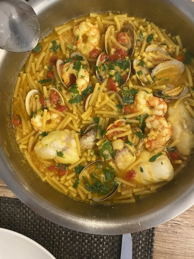 Adar Laia Thau Cuadros_Restaurante Villa de Oro_Camariñas_review