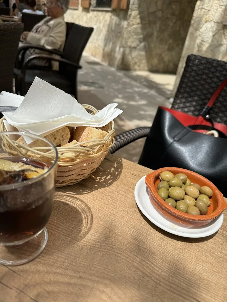 Gregor Kobe_Bar Sa Plaça_Alaró_review