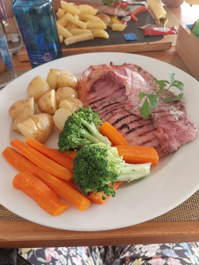 Sheila Dunn_Squirrels Bar & Grill_Benijofar_review