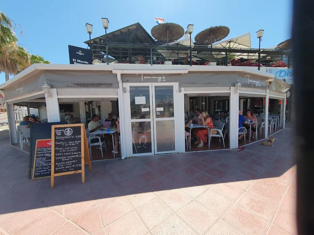 Squirrels Bar & Grill restaurant in Benijofar