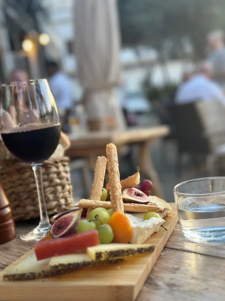 Thomas O Sullivan_Ferns Wine & Tapas_Andratx_review