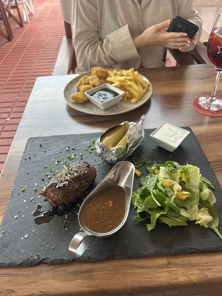 Daisy Pine_Hollywood Bar & Dinner_Cala d'Or_review