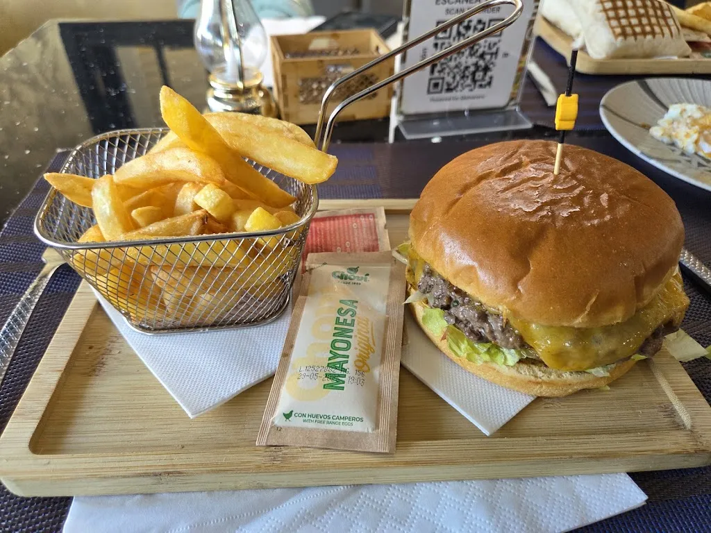 M Nazir_DUNIA_Can Picafort_review