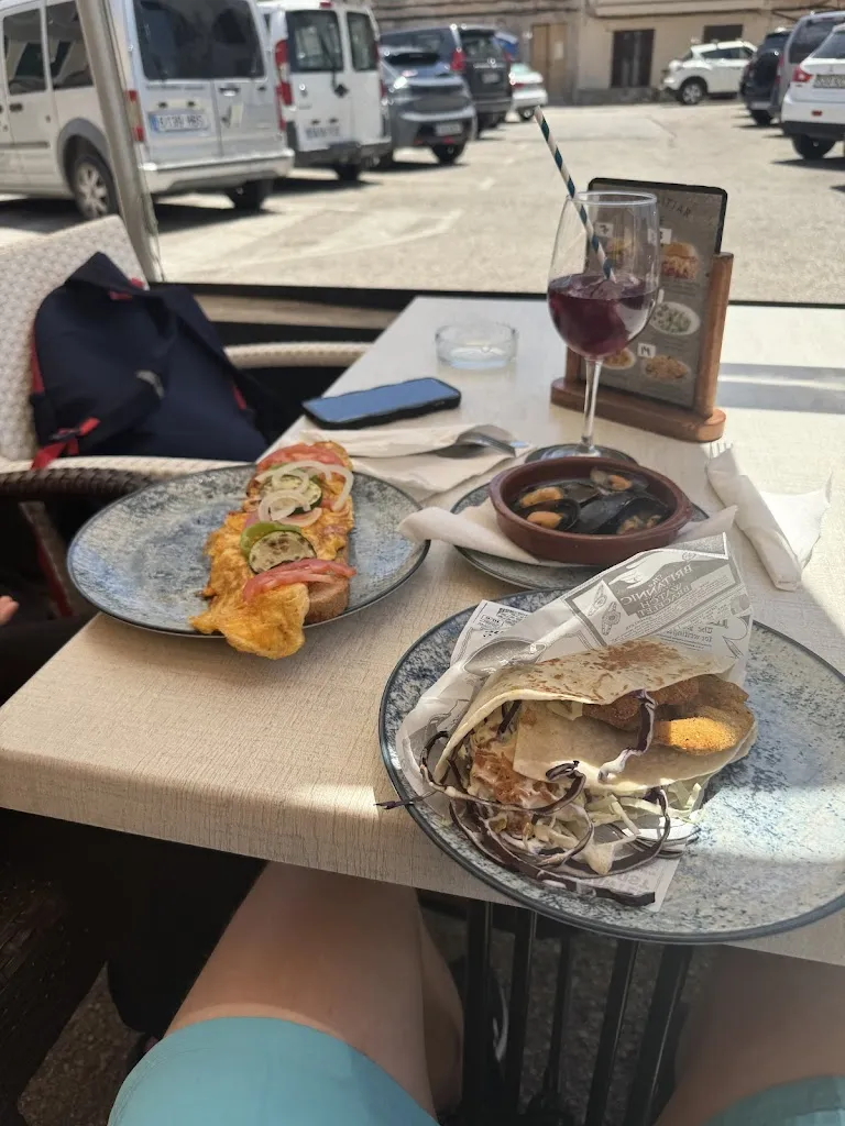 Piotr Bandurski_Cafè Plaça Sitjar_Capdepera_review