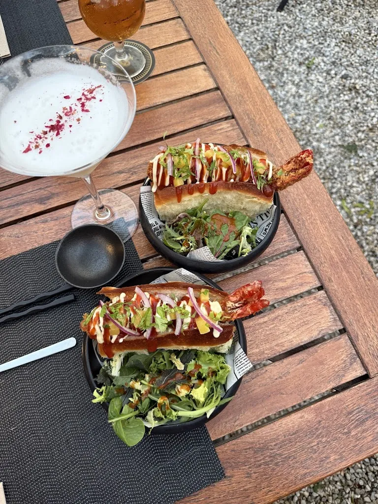 Valeriia Maltseva_rö nikkei_Capdepera_recensione