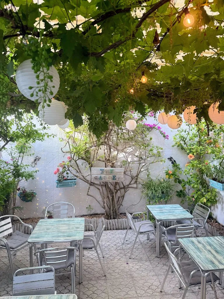 Puerto Dips restaurant in Castell Es