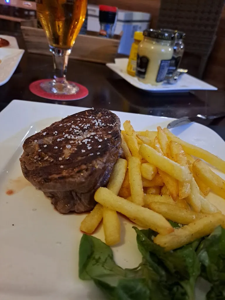 Ian hill_Nikki's Restaurant_Castell Es_review