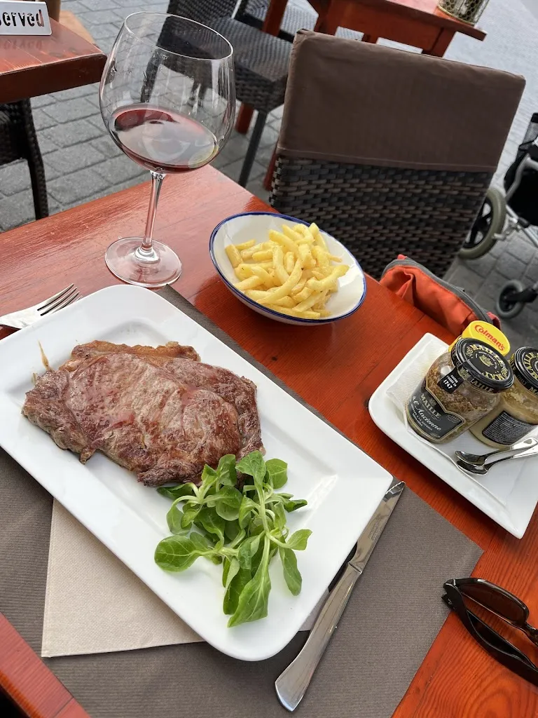 Nikki's Restaurant_Castell Es_slider_image_2