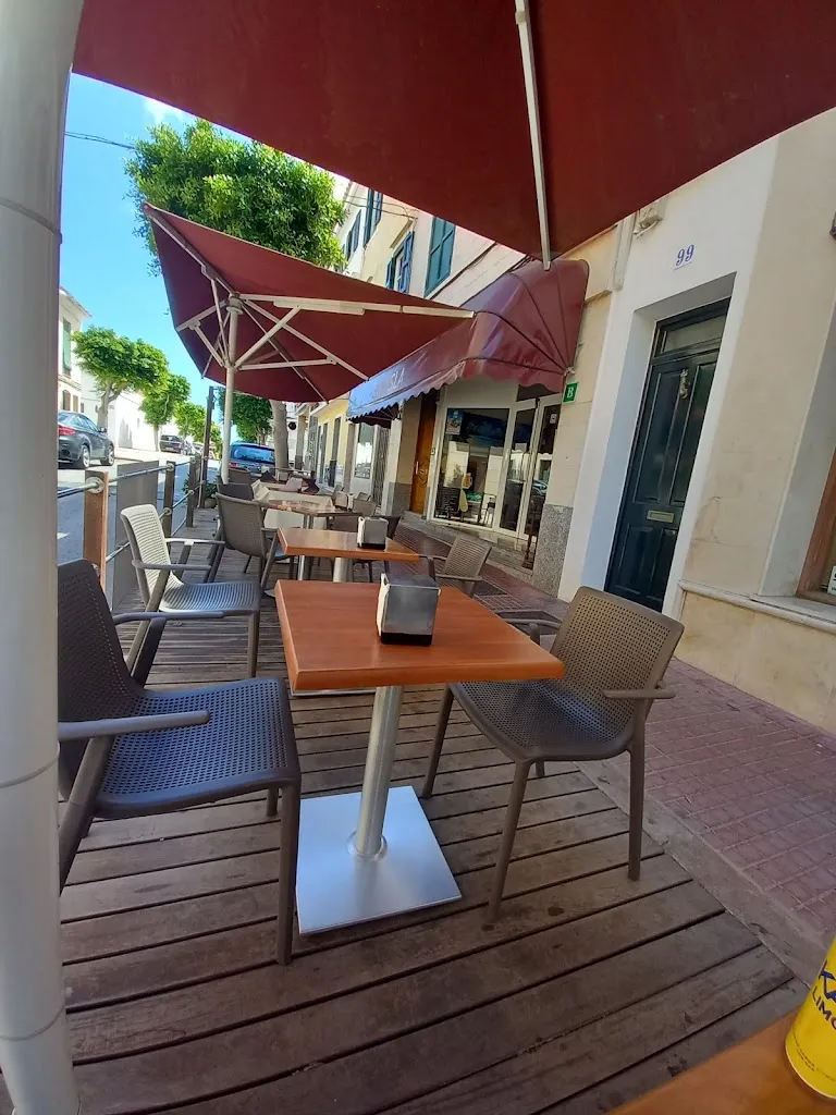 Bar Isla restaurant in Castell Es