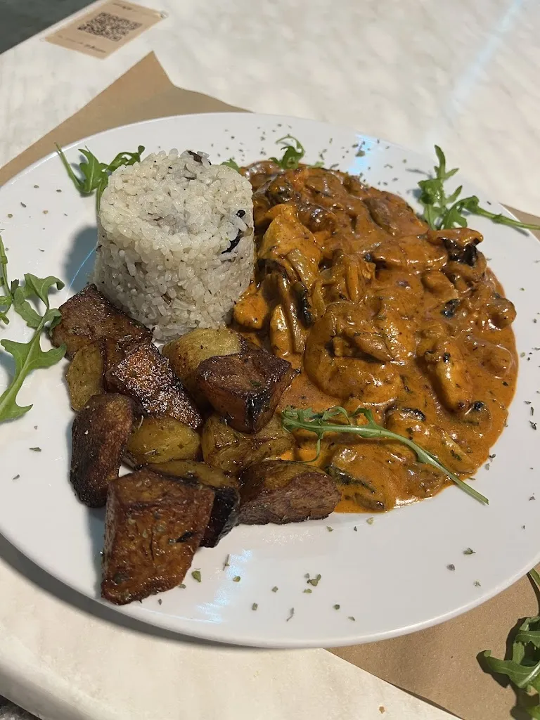 Kayla Groth_La Casa De Dan_Coll d'en Rabassa_review