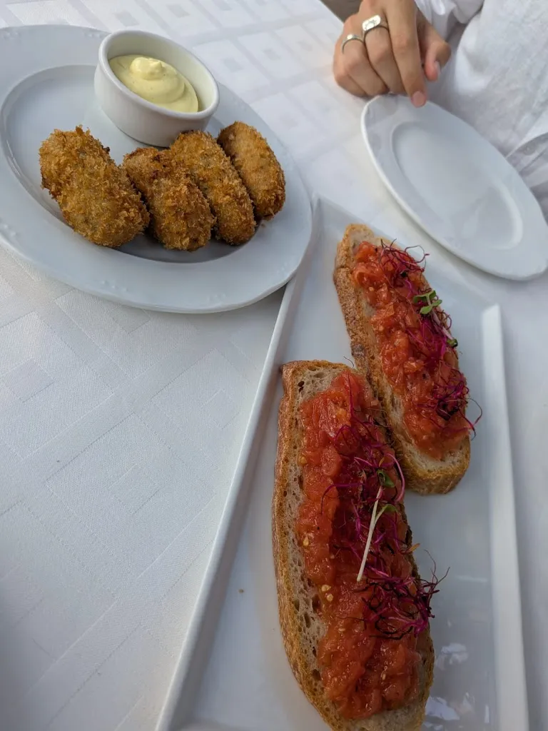 Simon White_Montimar_Estellencs_review