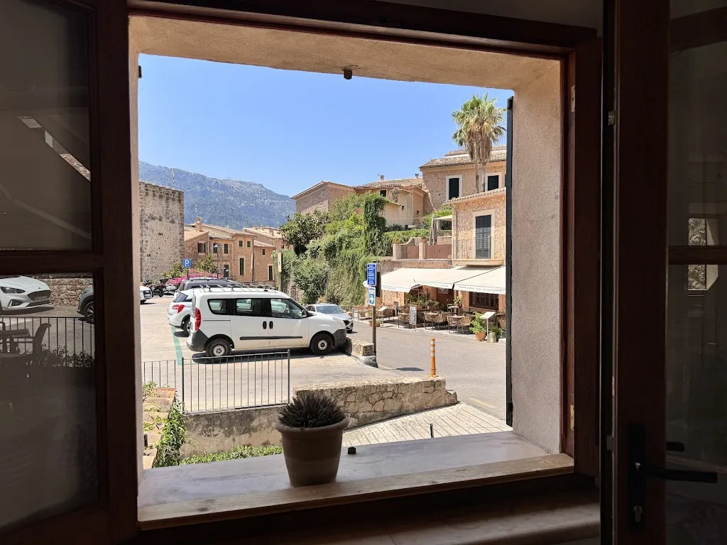 Smallrat Alex_Restaurant Calzone_Fornalutx_review