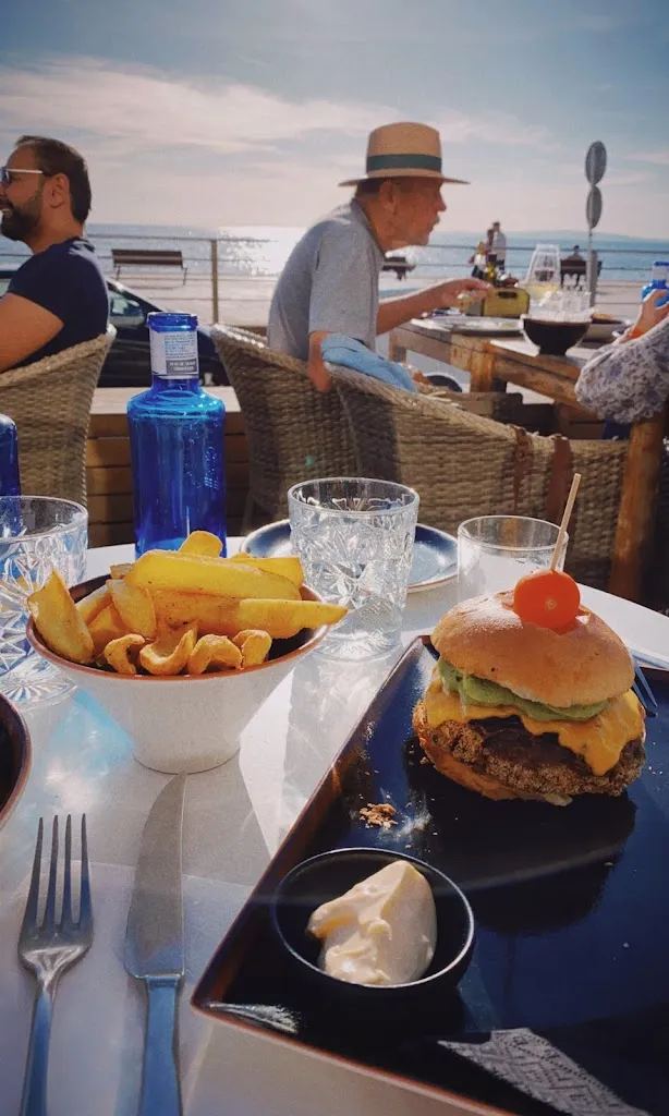 Nora Naatz_Izizi Nunnak_Es Molinar_review