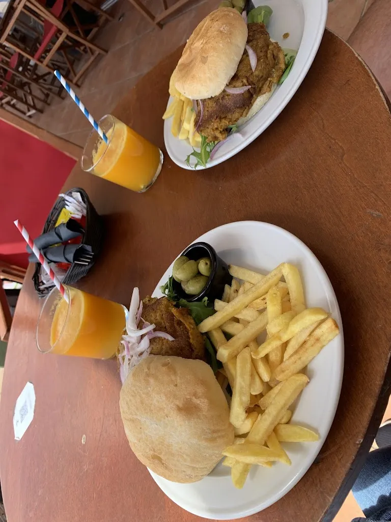 Ana Assuncao_Café Xorri_Es Molinar_recensione