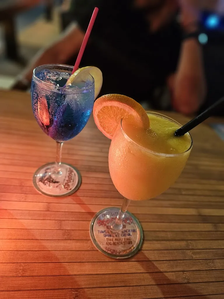 Kelsey Boniface_Robinson Crusoes_Magaluf_recensione