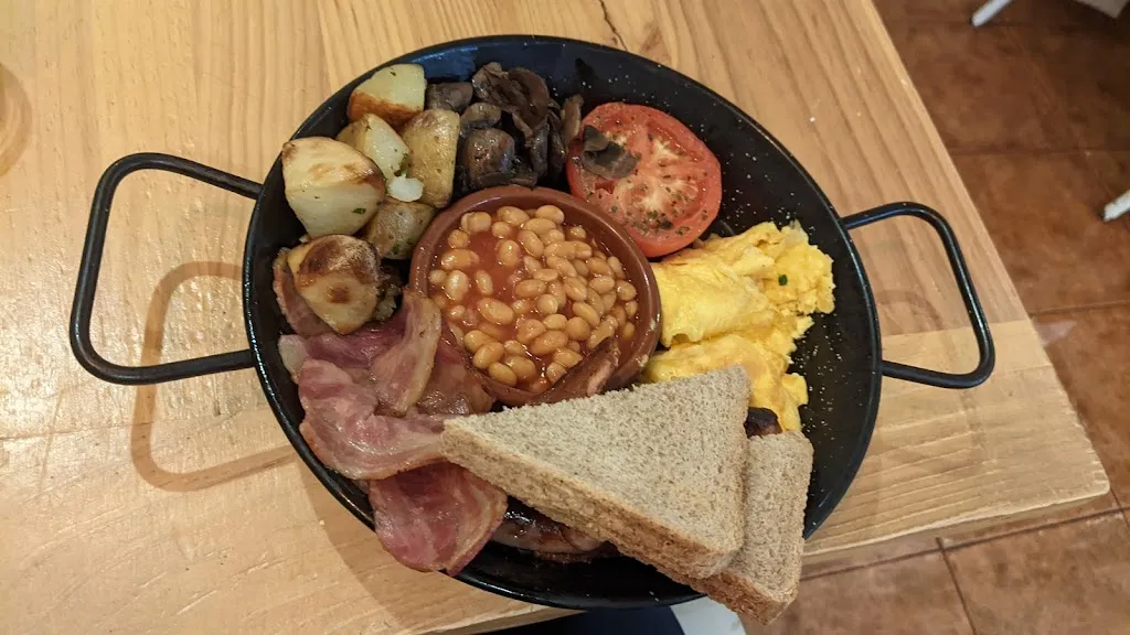 Gabriel Gonzalez_Billy Brunch_Muro_review