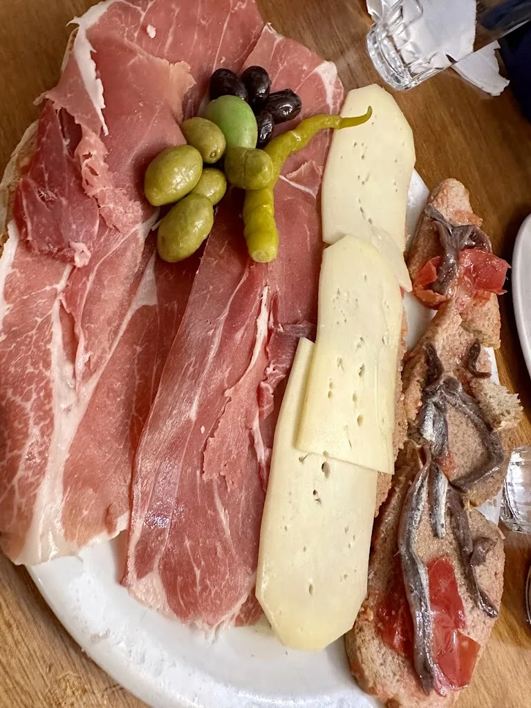 Nikki Luna_Bar s’Hostal_Montuïri_review