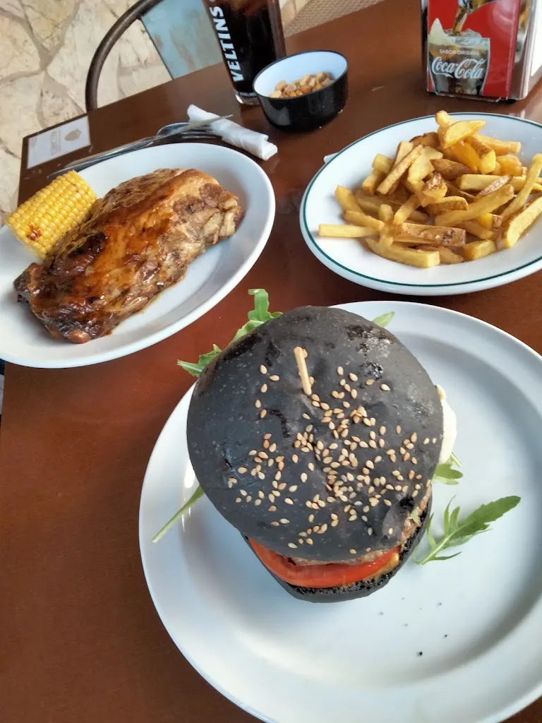 Pippa Jukes_Hollister Bash Saloon_Llucmajor_review