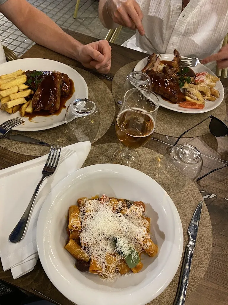 amina arsaliyeva_Restaurante Pizzeria Plaça Vuit_Pobla Sa_review