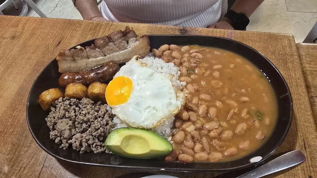 Dorallys Moran_MOLTO CHIC_Manacor_review