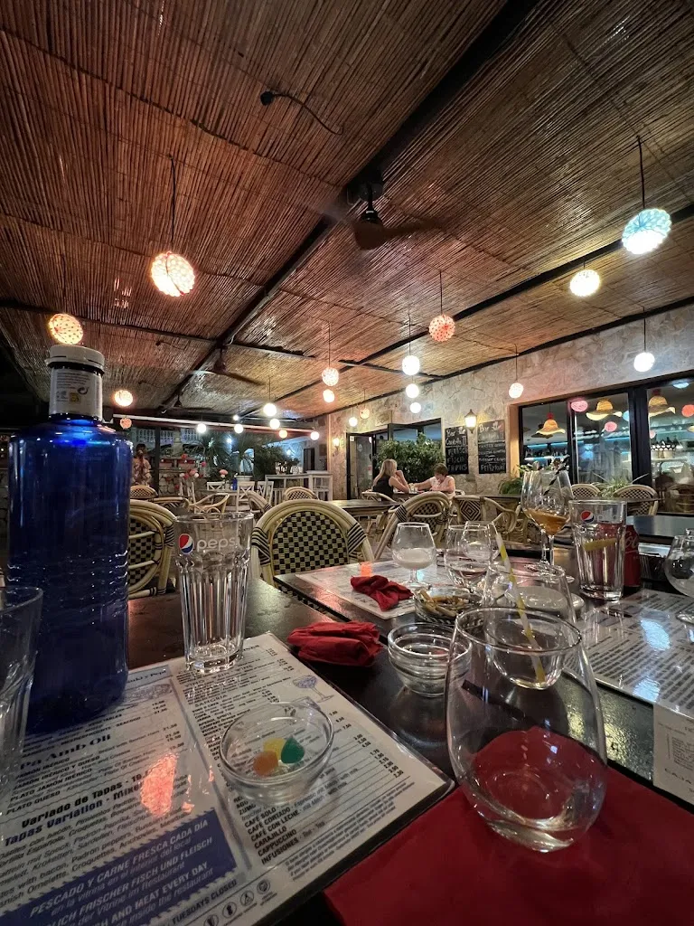 Pepi y Kuki - Bar Carabela II restaurant in Peguera