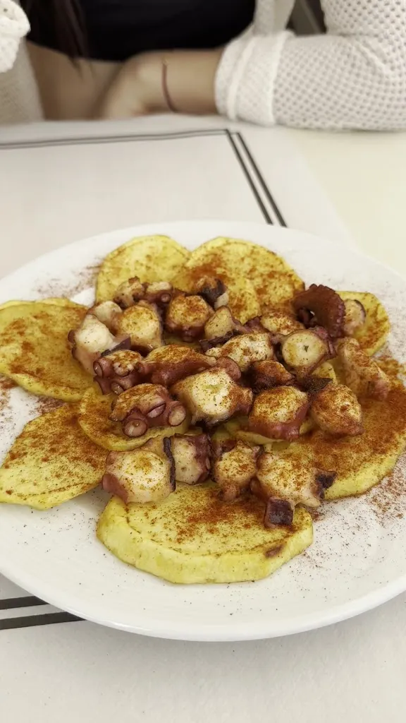 zongyu hou_Restaurante El Algarrobo_Peguera_recensione