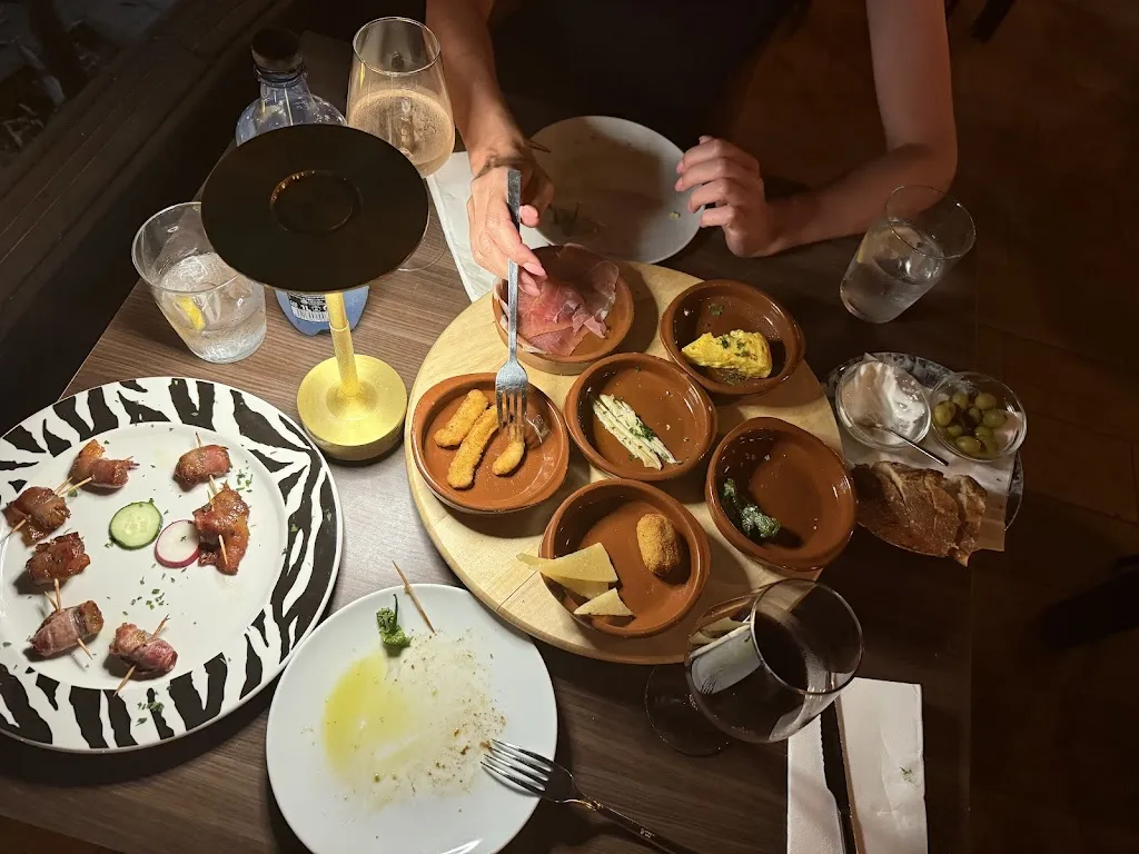 Ольга Снисаренко_Dinner for one s.L._Peguera_review