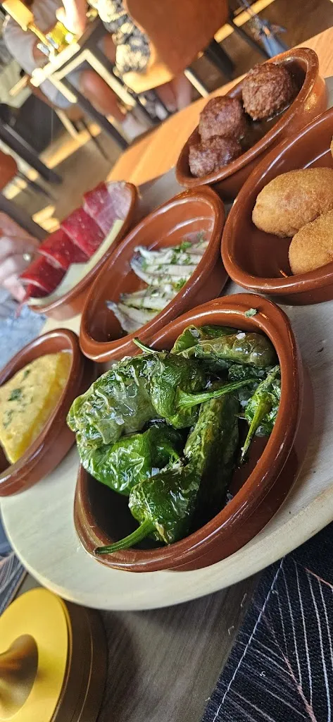 Sebastian Świtalski_Dinner for one s.L._Peguera_review