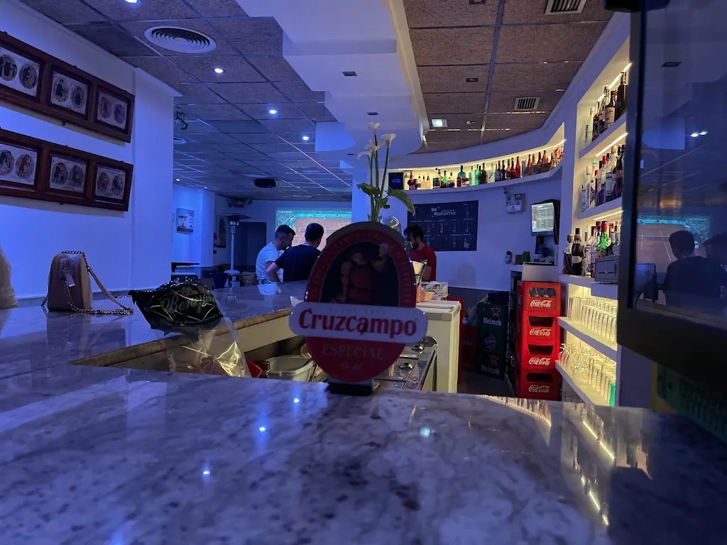 Santiago Solano_AILAMA BAR_Daya Nueva_review