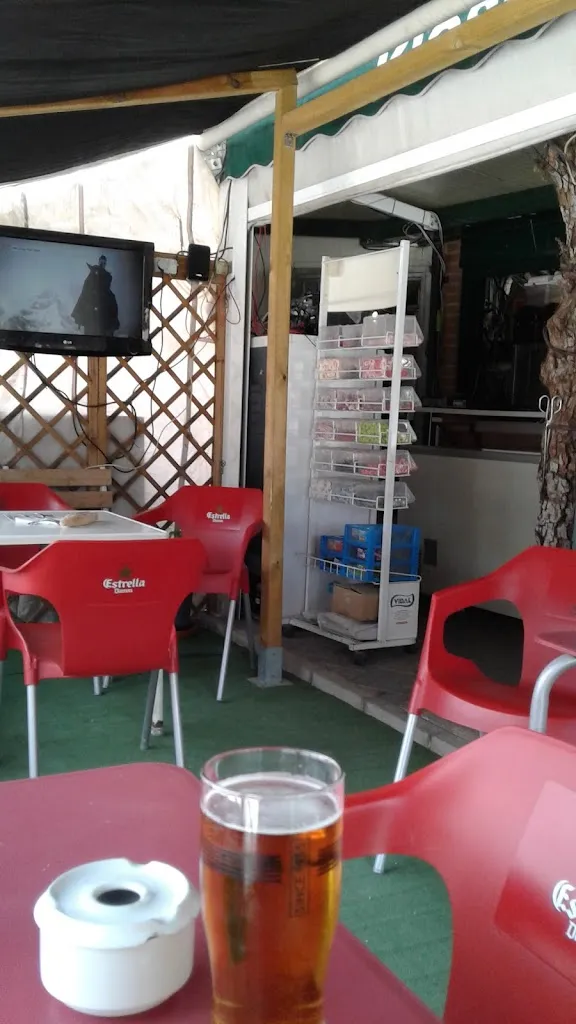 WALLACE BROWN_Kiosco Bar Raquel_Daya Vieja_review