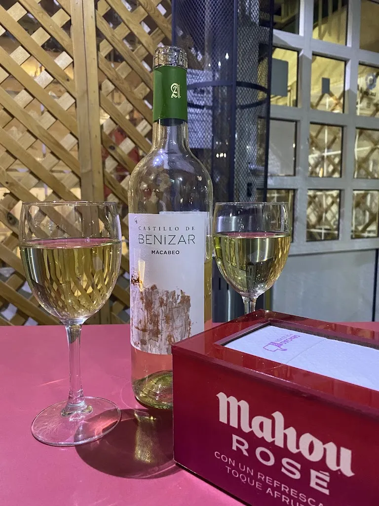 Lisa Stone_Kiosco Bar Raquel_Daya Vieja_review