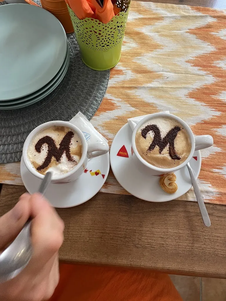 Azante Munk_Cafeteria Moni_Porto Cristo_review