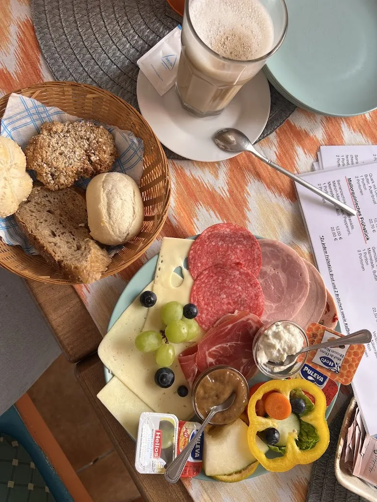 Sally Inn_Cafeteria Moni_Porto Cristo_review