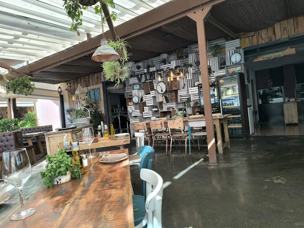 Vintasty_Porto Cristo_slider_image_3