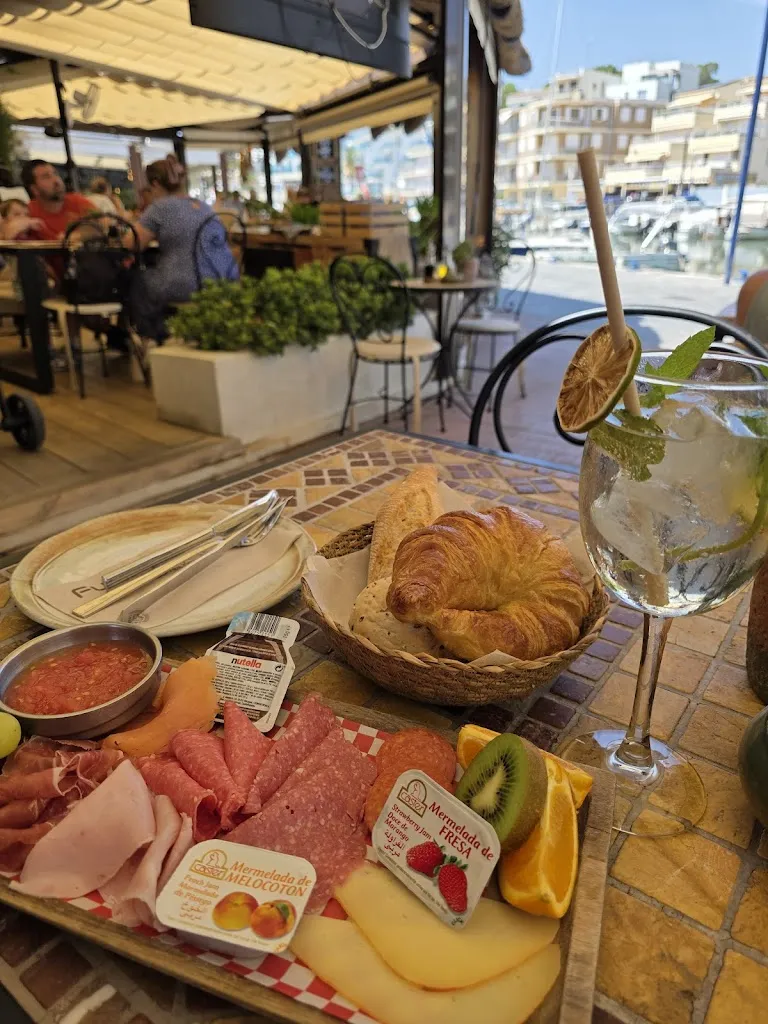 Bethanie Nettleton_Fussio Lounge C B_Porto Cristo_review