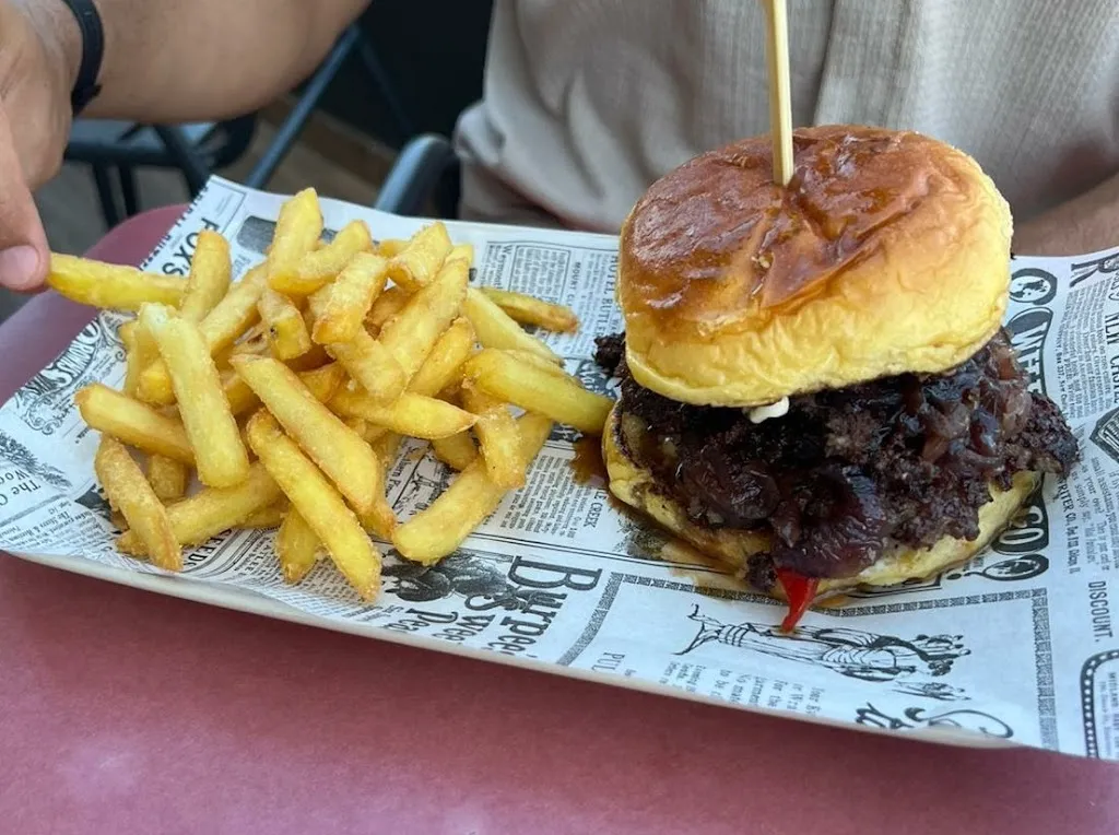 Abu Ras Radu Mohamed_PAMPA Smash Burger_Porto Cristo_review