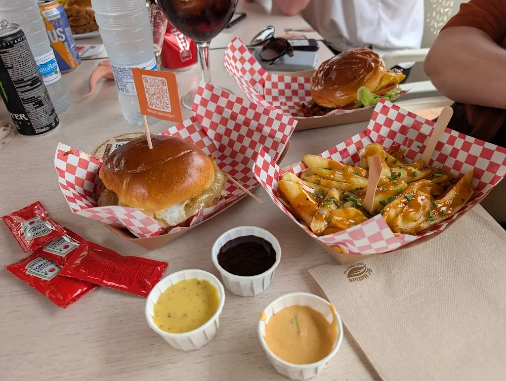 Lindsey Simpson_DinoBurger_Porto Cristo_review