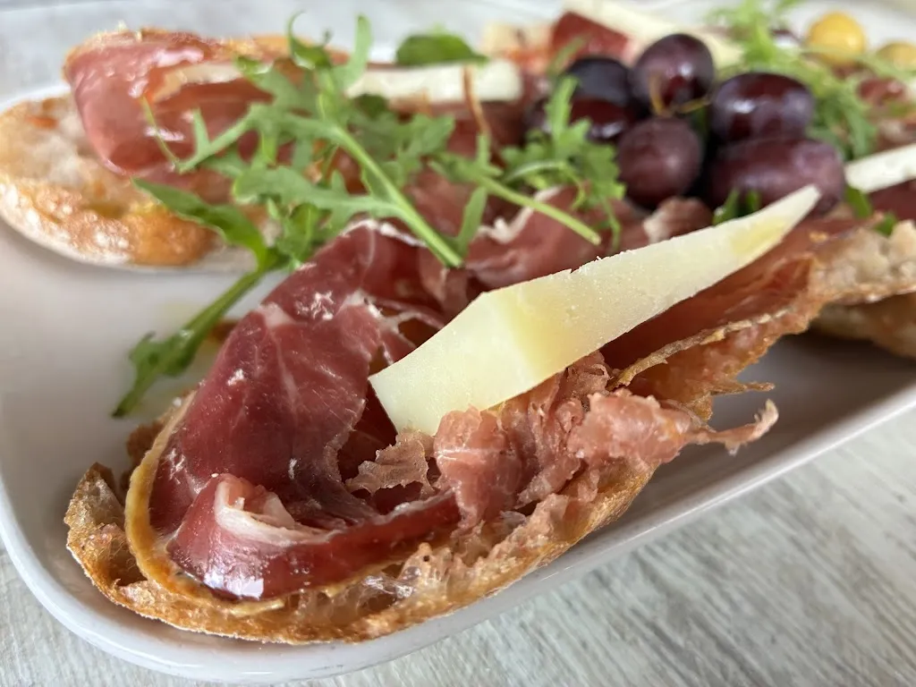 Allyson Munarriz_Cala Anguila_Porto Cristo_review